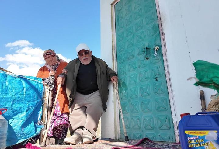 Bedensel engelli eşiyle tek göz evde 40 yıllık sevgi nöbeti