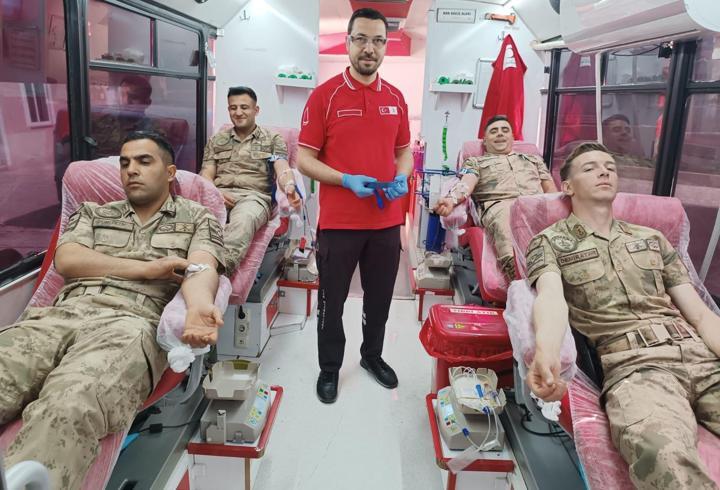 Kilis'te kan bağışı kampanyasına jandarmadan destek
