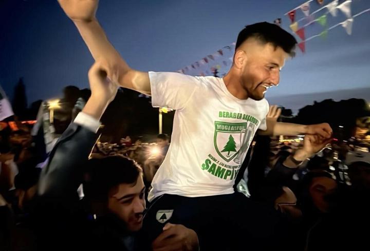 Şampiyon Muğlaspor'a kentte tarihi karşılama