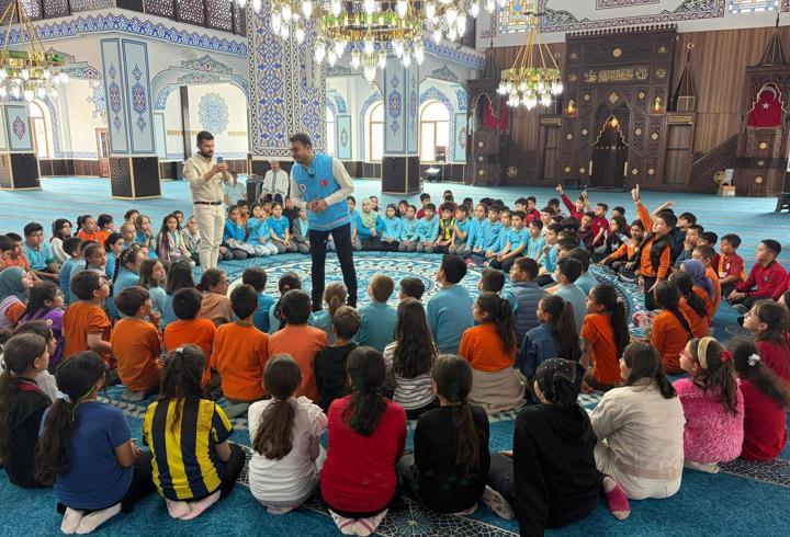 Öğrenciler camide buluştu