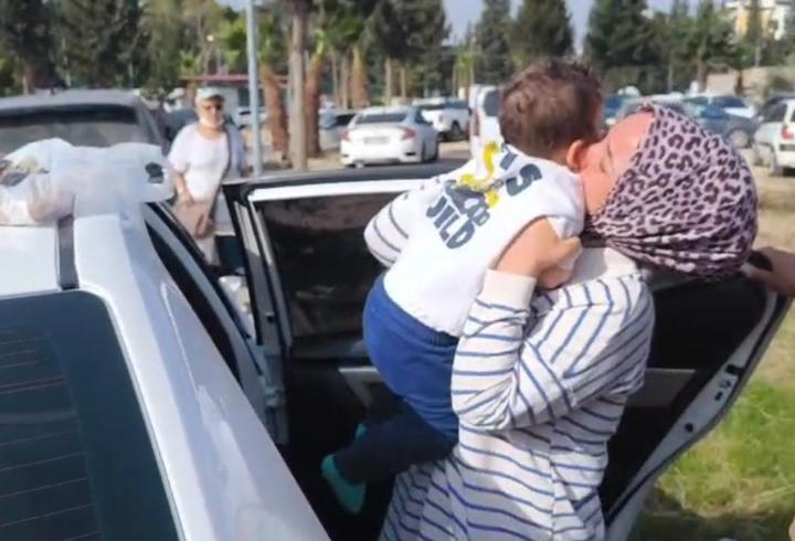 Kapıları kilitlenen otomobilde mahsur kalan Cihan bebeği itfaiye kurtardı