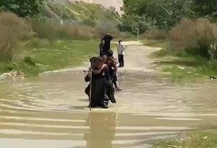 Dere kenarında mahsur kalan 5 çocuğu, itfaiyeciler sırtlarında taşıyıp kurtardı