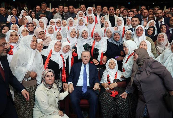 Özbekistan'da beyin tümörü ameliyatı olan 19 yaşındaki Şirin Kasımova doktor hatası nedeniyle felçli kaldı. Çareyi ise Türkiye'de buldu. İstanbul'da tekrar ameliyat olan genç kız bir an önce eski günlerine dönmek istiyor.3