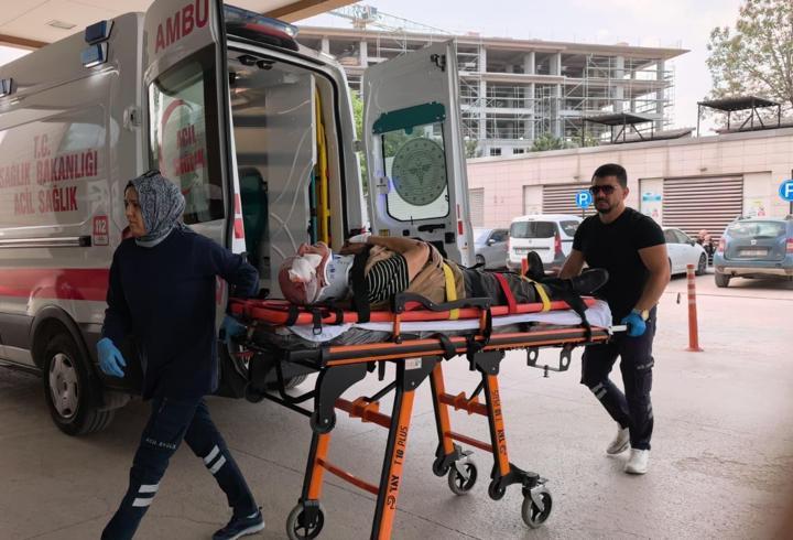 Geri manevra yapan servis minibüsünün çarptığı yaya yaralandı