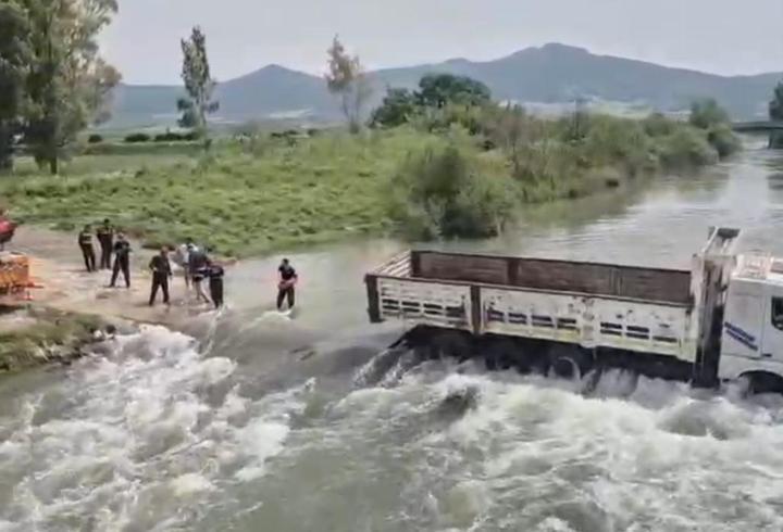Çayın ortasında kalan kamyondaki 2 kişi, kurtarıldı