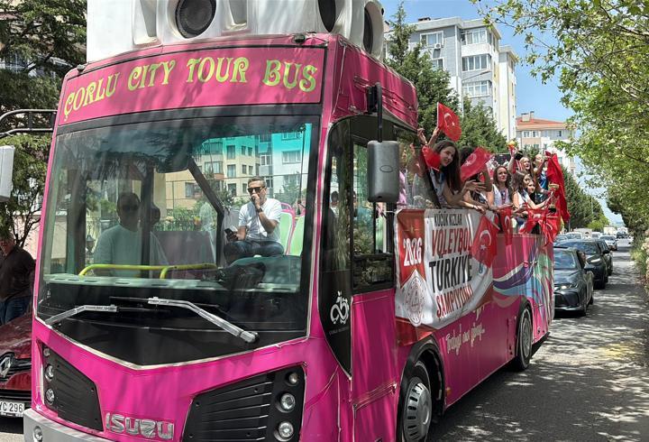Şampiyon öğrencilerden üstü açık otobüsle şehir turu