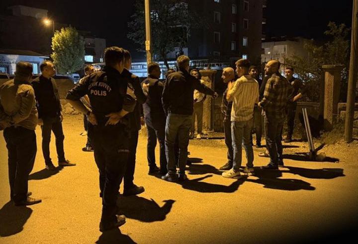 Bıçak ve sopalar havada uçuştu! Kiracı ve ev sahibi arasında 'meydan' savaşı