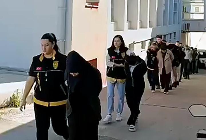 Telefonda kendilerini kamu görevlisi olarak tanıtıp, 14 milyon lira dolandıran çete çökertildi
