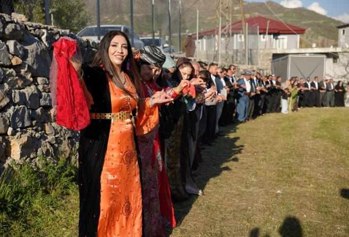 Şırnak’ta aşiretlerin ‘yasak’ kararına rağmen kadınlar halay başına geçti