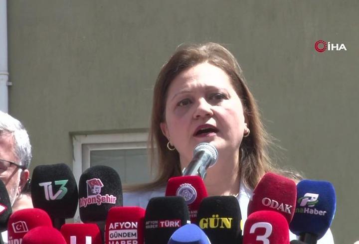 AK Parti'ye geçen Burcu Köksal'dan belediye önünde yeni dönem açıklaması