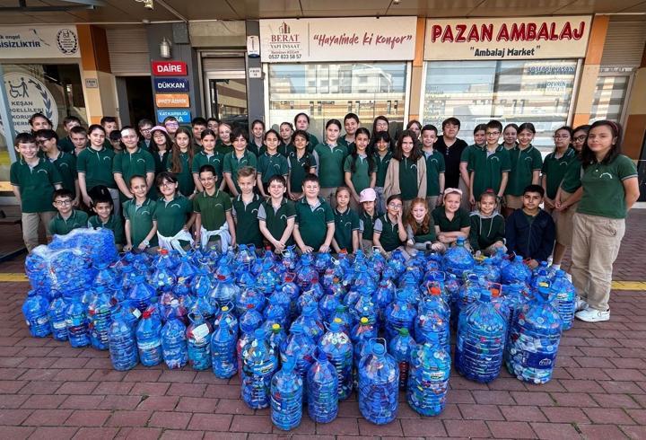 Edirne’de ilkokul öğrencileri engelliler için 25 bin mavi kapak topladı
