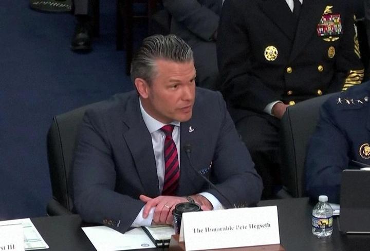 Hegseth'e kongrede terleten sorular!