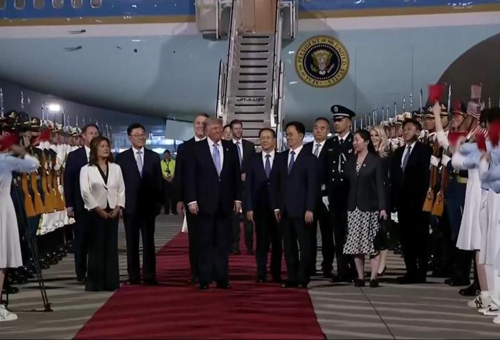 SON DAKİKA... Trump'ın uçağı Çin'e indi! Dünya bu görüşmeye odaklandı: İşte kritik zirvenin ayrıntıları...