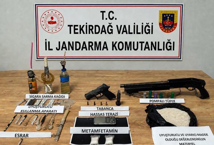Tekirdağ’da çok sayıda uyuşturucu ve silah ele geçirildi; 3 gözaltı