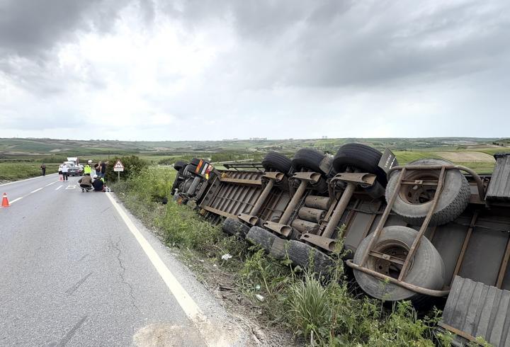 Arnavutköy'de ıslak mendil yüklü TIR tarlaya devrildi