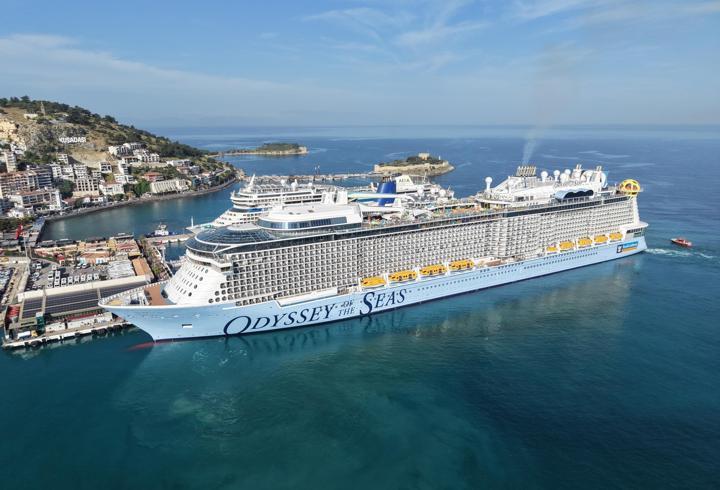 Kuşadası’na 3 kruvaziyer gemisi 9 bin 132 turist getirdi