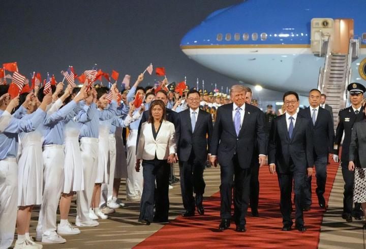 SON DAKİKA... Trump'ın uçağı Çin'e indi! Dünya bu görüşmeye odaklandı: İşte kritik zirvenin ayrıntıları...