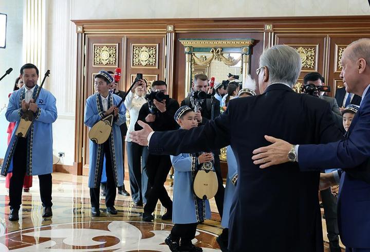 SON DAKİKA HABERİ: Cumhurbaşkanı Erdoğan’a Kazakistan’da Dombra sürprizi