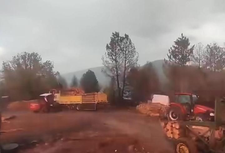 Orman işçilerinin yakınına yıldırım düştü; o anlar kamerada