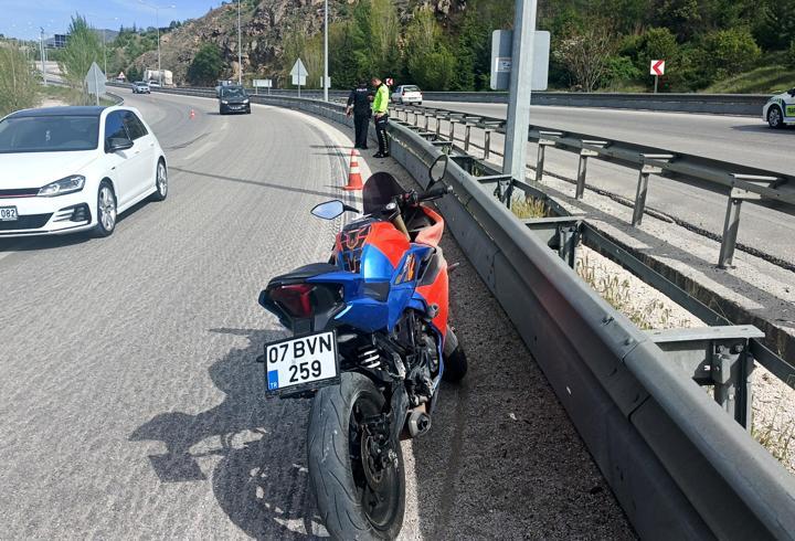 Motosikleti devrilince yaralandı