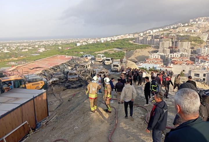 Hatay'da şantiyede yangın; konteynerler ile 8 araç zarar gördü