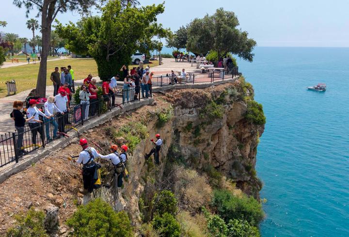 Falez bandında yamaç temizliği