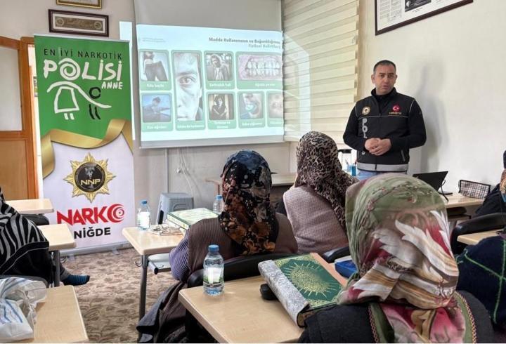 Narkotik polisi 592 kişiyi bilgilendirdi