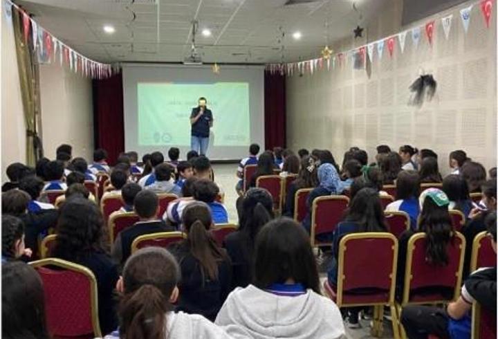 Siber polisi öğrencileri bilgilendirdi