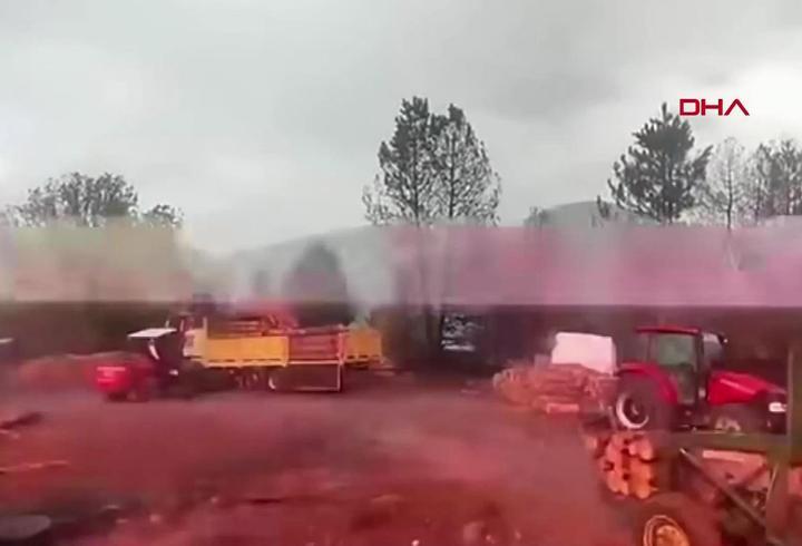Yıldırımın düştüğü o an kamerada: İşçiler şoke oldu!