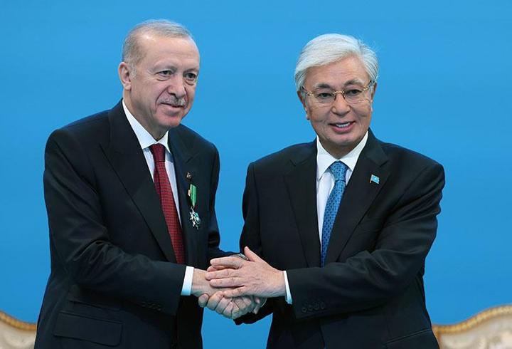 Bayrama sayılı günler kala depremin en ağır yarayı açtığı illerden Hatay’da yaşam yeniden ayağa kaldırılmaya çalışılıyor. Antakya’da bir yandan yeniden inşa çalışmaları sürerken, diğer yandan esnaf tüm zorluklara rağmen ayakta kalma mücadelesi veriyor. CNN TÜRK Özel Haberler Müdürü Fulya Öztürk ve Kameraman Halil Kahraman, bayram öncesi Hatay esnafının nabzını tuttu.5