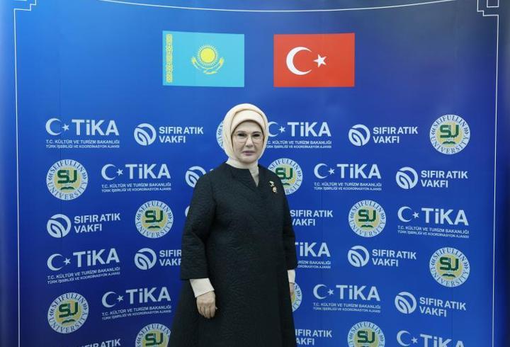Müslümanların merakla beklediği 15 Mayıs 2026 Cuma hutbesi konusu belli oldu. Cuma hutbesinin bu hafta ki konusu 'Toplumsal Sorumluluklarımız' başlığı oldu. Diyanet cuma hutbesinde, "Dinine bağlı, mukaddesatına saygılı nesiller yetiştirmek, ihmal edemeyeceğimiz diğer bir sorumluluğumuzdur. Ecdadımızdan bize miras kalan; kimlik, aidiyet ve fedakârlık gibi hasletleri gençlerimize kazandırmak asli vazifelerimizdendir." ifadeleri yer aldı. İşte 15 Mayıs Cuma hutbesi PDF metni...3