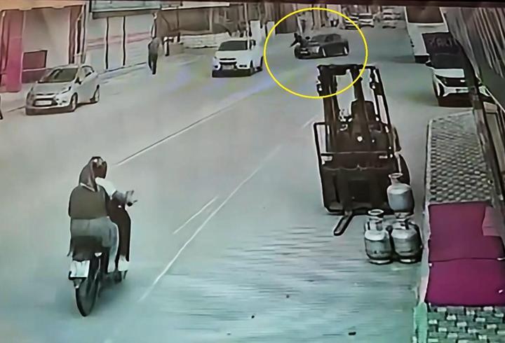 Otomobilin çarptığı kadın yaralandı; kaza kamerada