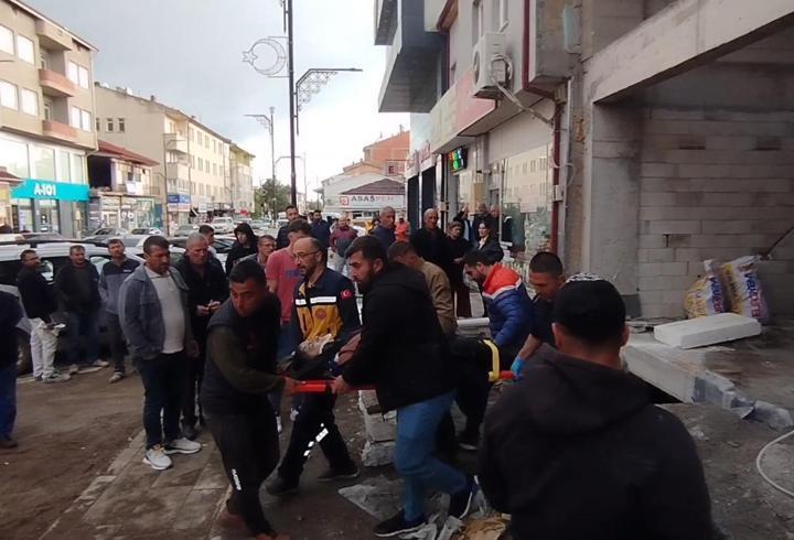 Asansör boşluğuna düşen kadın yaralandı