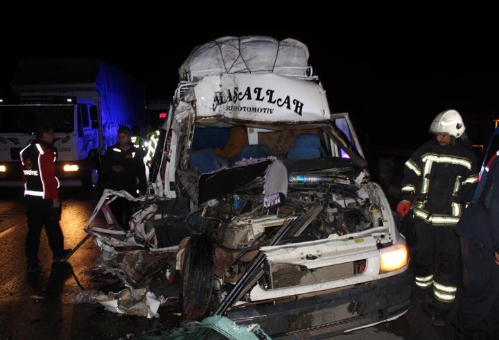 Tarım işçilerini taşıyan minibüs TIR’a arkadan çarptı: 12 yaralı