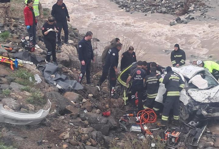 Erzincan'da otomobil, dereye yuvarlandı; 2 ölü, 1 yaralı
