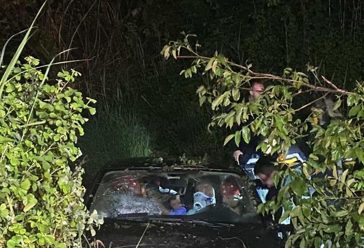 İnegöl'de tarlaya uçan otomobildeki 4 kişi yaralandı