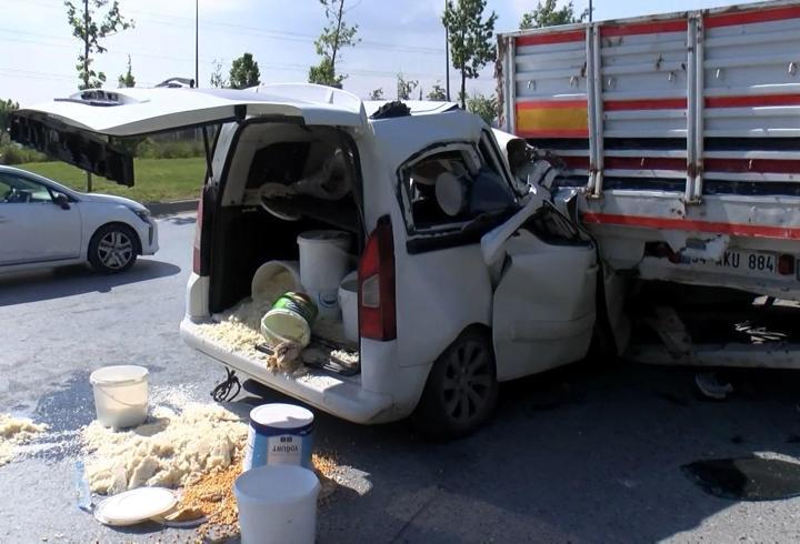 Başakşehir'de kaza tutanağı tutarken arkadan başka bir araç çarptı; sürücü otomobilde sıkıştı