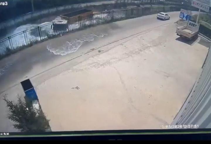 TIR, sulama kanalına düştü; kaza kamerada