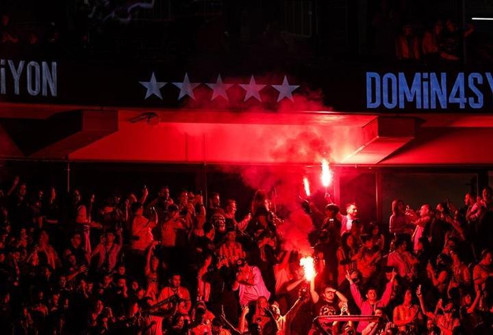 Galatasaray, şampiyonluğunu kutluyor! Şovlar, canlı performanslar...