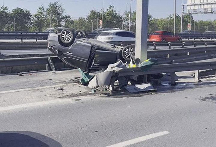 İstanbul'da feci kaza: Bariyerlere çarparak takla attı