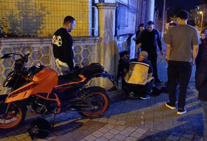 Bursa'da kaldırıma ve site duvarına çarpan motosikletin sürücüsü yaralandı