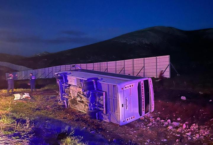 Taraftarları taşıyan midibüs devrildi