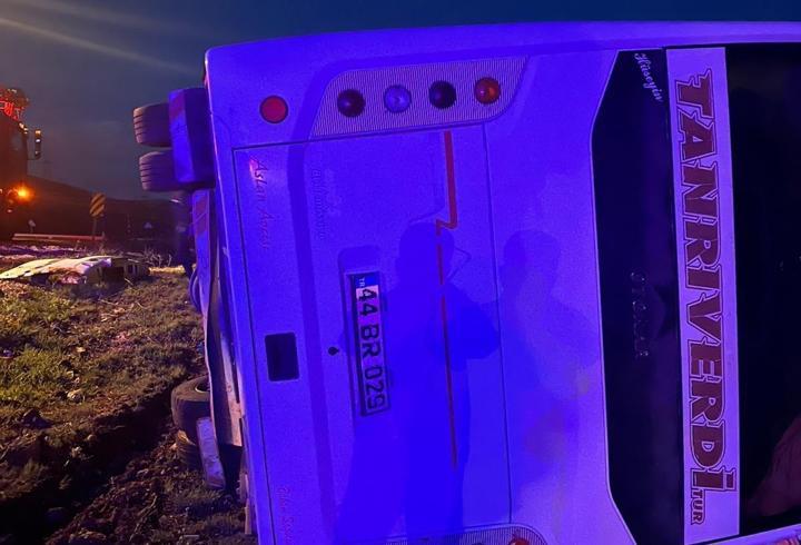 Taraftarları taşıyan yolcu midibüsü devrildi: 25 yaralı