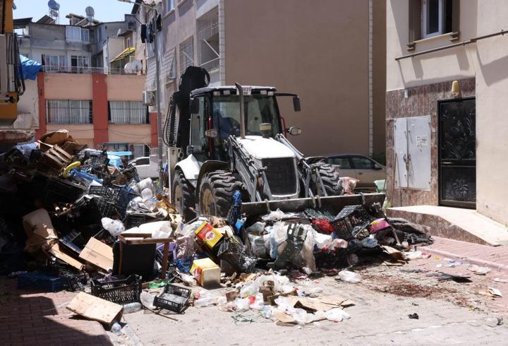 Müstakil evden tonlarca çöp çıktı