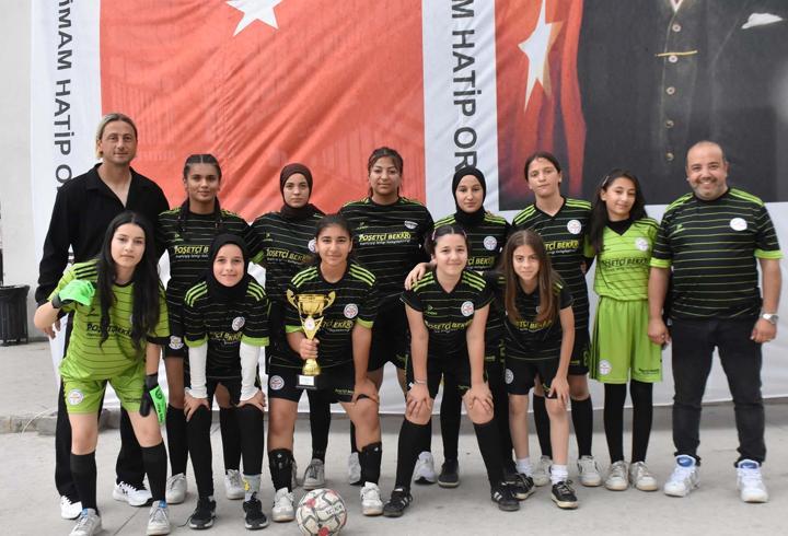 Gaziemir İmam Hatip Ortaokulu'nun kız futbol takımı beton zeminden namağlup şampiyonluğa uzandı