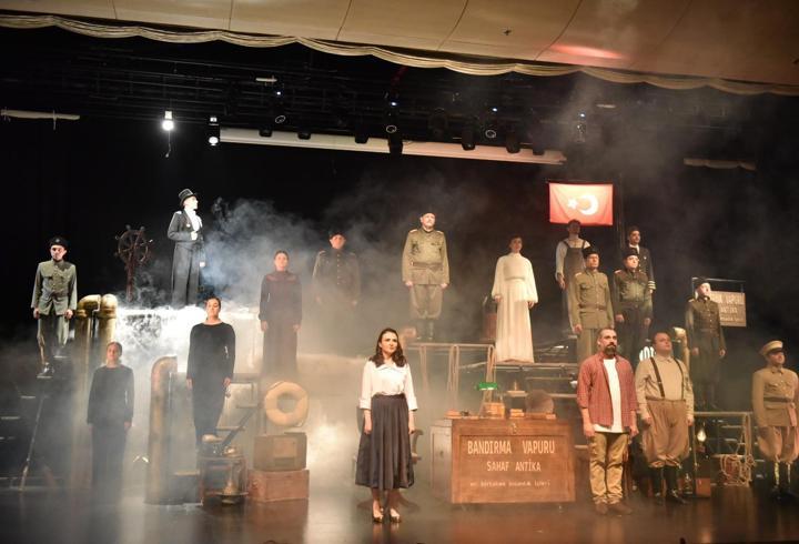 'Bandırma Vapuru' ayakta alkışlandı