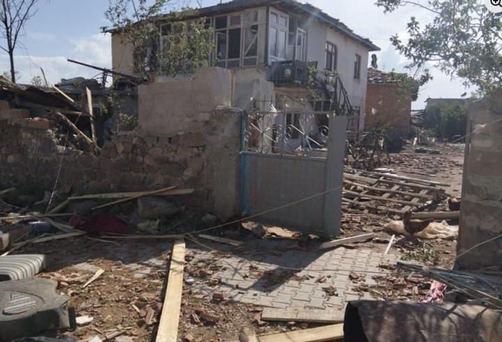 Hortumun devirdiği bayrak direği, jandarma tarafından tekrar yerine dikildi