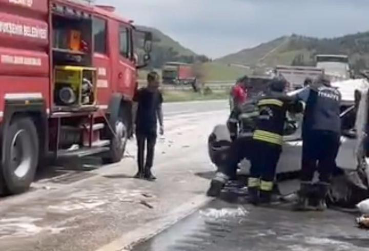 TIR, otomobile çarptı; 2 ölü, 2 yaralı