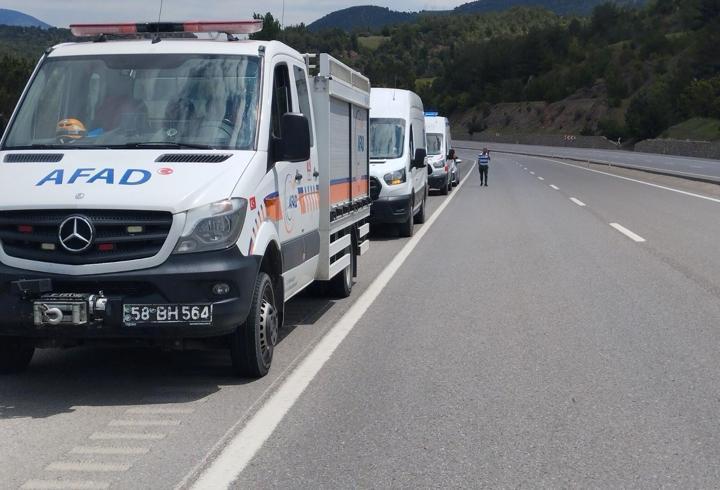Takla atan otomobildeki 1 kişi öldü, 1 kişi yaralandı; çaya düştüğü değerlendirilen kişi aranıyor