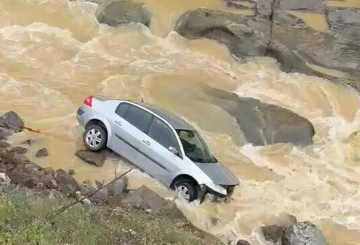 Dereye savrulan otomobilin sürücüsü yaralandı